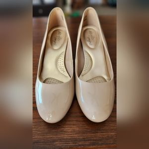 Dexflex Comfort Nude Pleather Heel size 8.5